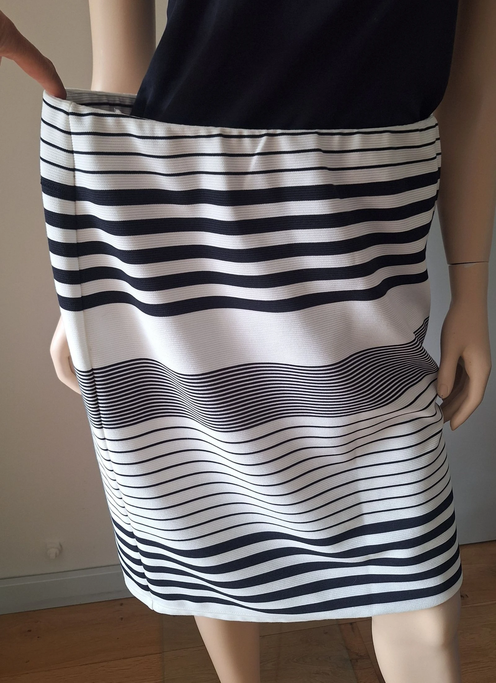 Betty Barclay skirt broken white with navy blue stripe 42/44 – photo 2